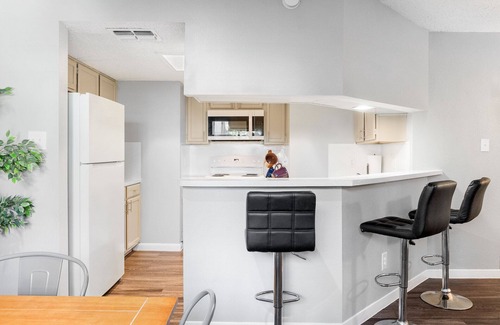 Cherrywood Apartment | Beautiful 2BR 5 Mins to UT 9736