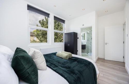 Shepherd's Bush Apartment | Beautiful 3-Bed Apartment in Shepherd's Bush