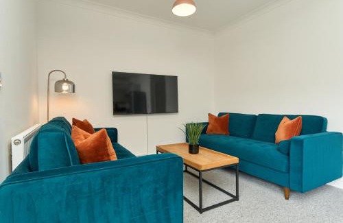 Ventnor Apartment | Beautiful 3 Bed Apartment In Bonchurch - Nr Ventnor - Large Outside Terrace & Parking - Dog Friendly - The Perfect Choice For Couples, Friends, Families - 5 Mins To Beach - 15