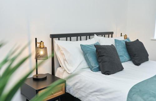 Ventnor Apartment | Beautiful 3 Bed Apartment In Bonchurch - Nr Ventnor - Large Outside Terrace & Parking - Dog Friendly - The Perfect Choice For Couples, Friends, Families - 5 Mins To Beach - 15