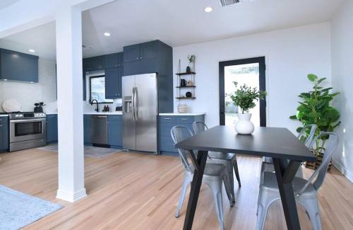 Valley Glen House | Beautiful 3 Bed Home with a Large Back Yard Outdoor Space