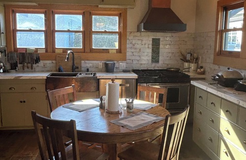 Piedmont Avenue House | Beautiful 3-bedroom historical house Oakland. 98 walk score.