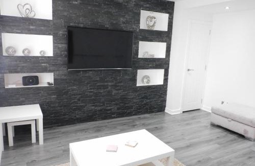 Harthill House | Beautiful 3 bedroom home with large garden 35 mins to Glasgow & Edinburgh