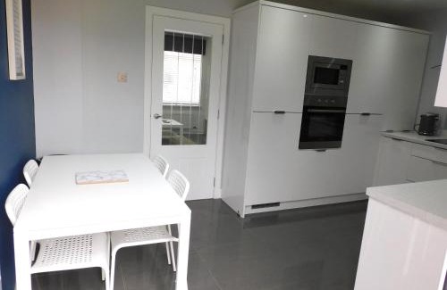 Harthill House | Beautiful 3 bedroom home with large garden 35 mins to Glasgow & Edinburgh