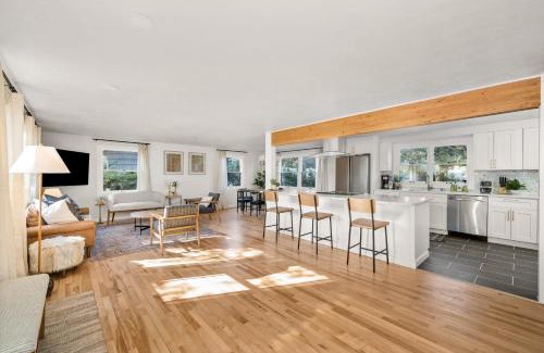 Spokane House | Beautiful 3 story villa with room for 17 people - outdoor POOL and indoor SAUNA