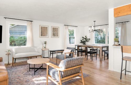 Spokane House | Beautiful 3 story villa with room for 17 people - outdoor POOL and indoor SAUNA