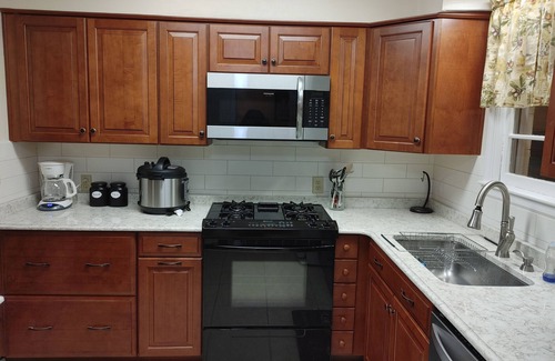 Brunswick House | Beautiful 3bd home with LARGE deck!