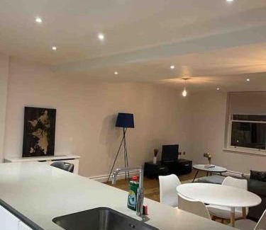 Royal Borough of Kensington and Chelsea Apartment | Beautiful 3bed3bath Kensington