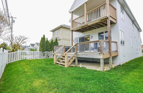 Margate City House | Beautiful 4 bedroom shore home with sunset bay views.