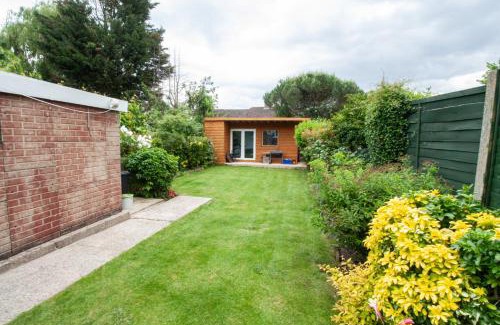 Kidbrooke with Hornfair House | Beautiful 4 Bedroom Home with Garden Sleeps 10