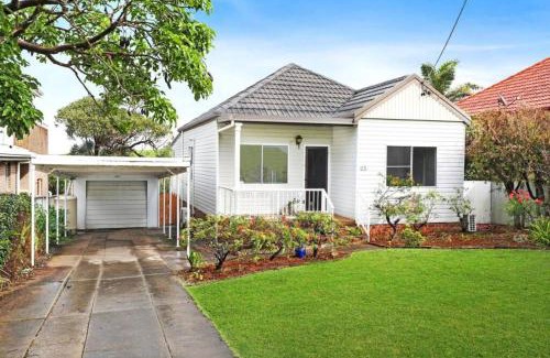 Port Kembla House | Beautiful 4-bedroom original beach cottage in Port Kembla