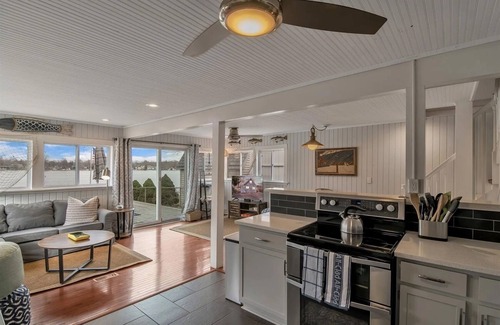 Oxbow House | Beautiful 4-bedroom Lake Front Cottage with HOT TUB & rentable BOAT