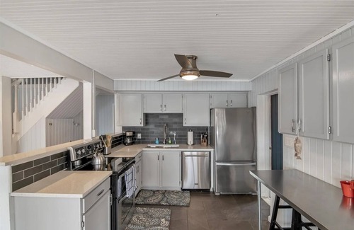 Oxbow House | Beautiful 4-bedroom Lake Front Cottage with HOT TUB & rentable BOAT