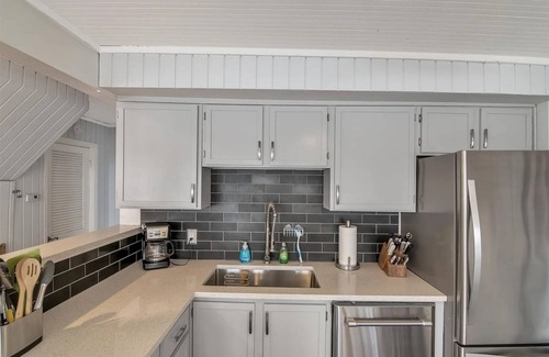 Oxbow House | Beautiful 4-bedroom Lake Front Cottage with HOT TUB & rentable BOAT