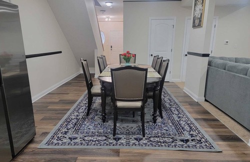 Columbus House | Beautiful 4 Bedroom Vacation Home in Columbus Ohio with Garage Parking
