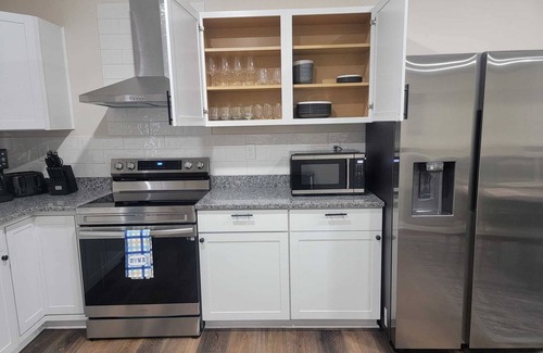 Columbus House | Beautiful 4 Bedroom Vacation Home in Columbus Ohio with Garage Parking
