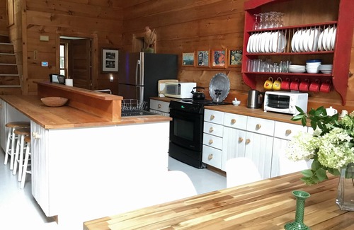 Weatogue House | BEAUTIFUL 4-SEASON RENTAL DIRECTLY ON TWIN LAKES