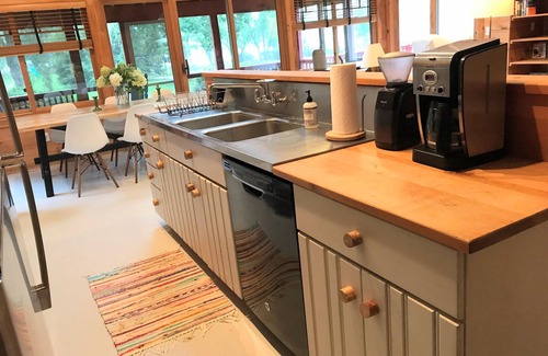 Weatogue House | BEAUTIFUL 4-SEASON RENTAL DIRECTLY ON TWIN LAKES