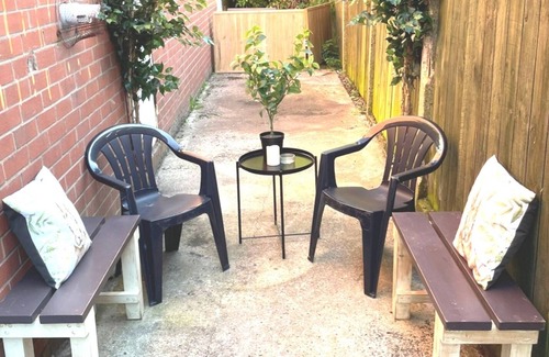 Huyton Apartment | Beautiful 5 bed apartment with outdoor courtyard, sleeps 8