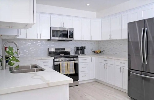 Chatsworth House | Beautiful 5 bedroom, 6 beds, 3.5 bathrooms, 3 car garage RV parking