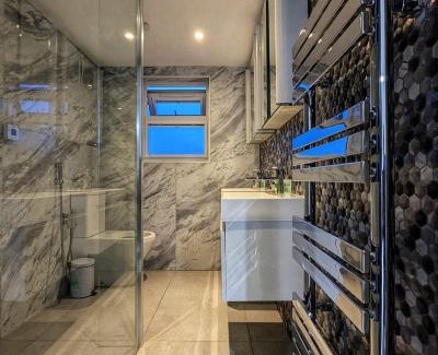 Levenshulme House | Beautiful 5 Bedroom Home Sleeps 12 people in Manchester