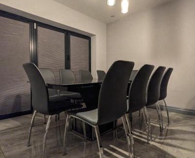 Levenshulme House | Beautiful 5 Bedroom Home Sleeps 12 people in Manchester