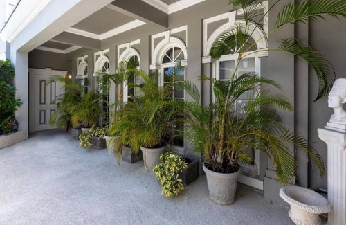 Palm Beach Apartment | Beautiful 5 Br. Single family (101506) by Houzlet
