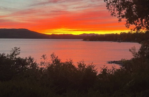 Charlotte House | Beautiful 6-bedroom lake front summer house in charming Charlotte