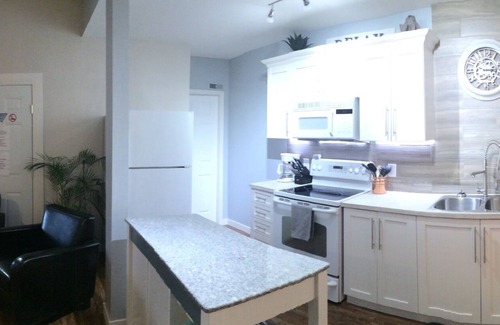 Central Okanagan House | Beautiful 750sqf private suite.Spectacular view, close to downtown!