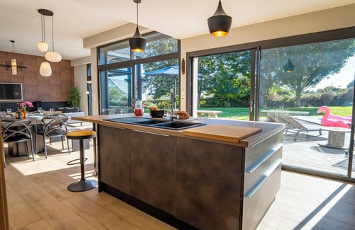 Plouarzel House | Beautiful 8-person house with heated pool – sea & relaxation in Trézien” PLZ18