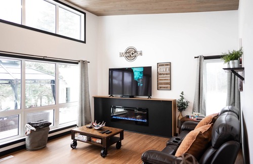 Reynolds Cabin | Beautiful and Bright Riverfront Cabin