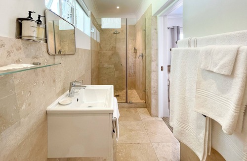 Franschhoek Bed & Breakfast | Beautiful and charming heritage building close to town