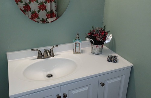 Margate House | Beautiful and comfortable bedroom with private bathroom