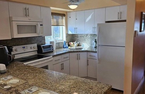 Hollywood Condo | Beautiful and Private Oceanfront Condo