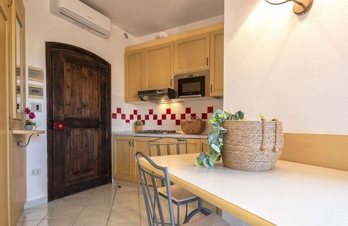 Canneddi Apartment | Beautiful apartment for 4 people with A/C, WIFI, pool, TV, terrace, pets allowed and parking