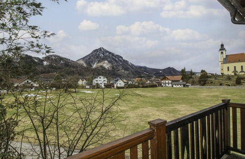 Muhldorf Apartment | Beautiful apartment for 9 people with WIFI, TV, balcony and parking