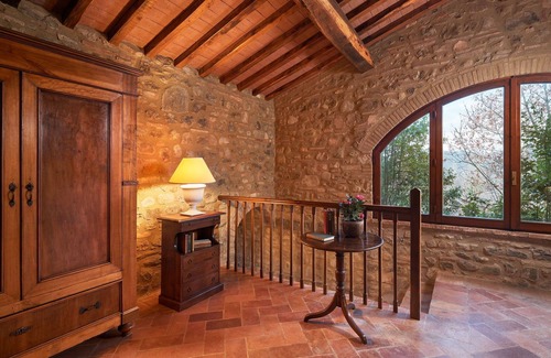 Umbertide Villa | Beautiful apartment in villa for 4 guests with WIFI, A/C, pool, TV, patio and panoramic view