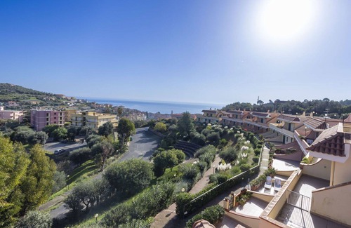 Pantai Apartment | Beautiful apartment for 6 guests with pool, WIFI, TV and terrace