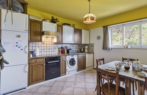 Riazzino Apartment | Beautiful apartment for 8 people with WIFI, patio, pets allowed, panoramic view and parking