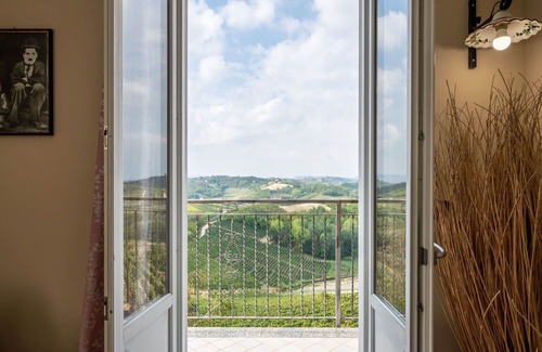 Vinchio Apartment | Beautiful apartment for 5 people with pool, A/C, WIFI, TV, terrace, pets allowed and panoramic v.