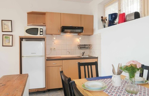 Povile Apartment | Beautiful apartment for 6 people with WIFI, A/C, TV, terrace, pets allowed and parking