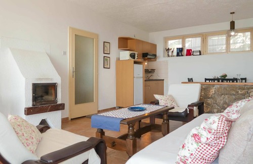 Povile Apartment | Beautiful apartment for 6 people with WIFI, A/C, TV, terrace, pets allowed and parking