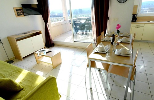 Azille Apartment | Beautiful apartment for 5 people with WIFI, pool, TV, terrace, pets allowed and parking