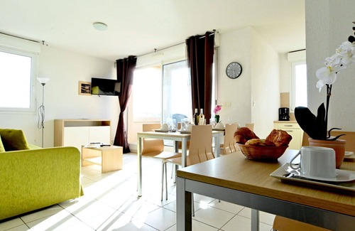 Azille Apartment | Beautiful apartment for 5 people with WIFI, pool, TV, terrace, pets allowed and parking
