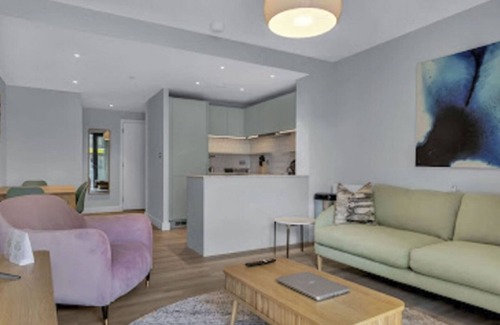 Wembley Park Apartment | Beautiful apartment for 4 guests with WIFI, TV and terrace