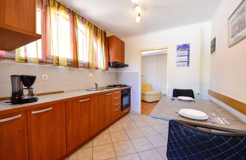 Sarsoni Apartment | Beautiful apartment for 8 guests with WIFI, private pool, TV, terrace, pets allowed and parking