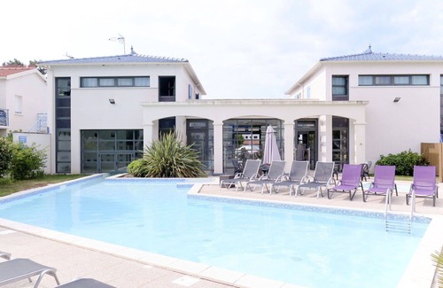 Saint-Palais-sur-Mer Apartment | Beautiful apartment for 6 people with hot tub, WIFI, pool, TV, balcony and pets allowed