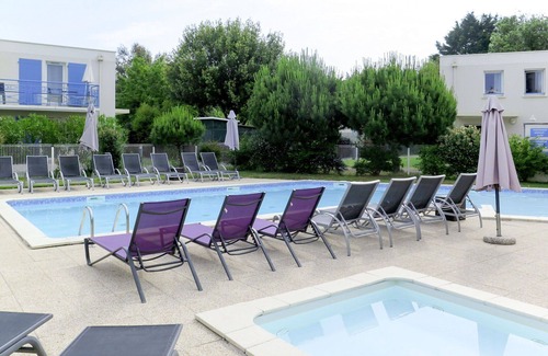 Saint-Palais-sur-Mer Apartment | Beautiful apartment for 6 people with hot tub, WIFI, pool, TV, balcony and pets allowed