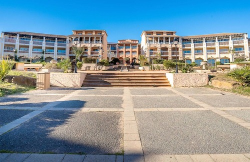 Le Dramont Apartment | Beautiful apartment for 6 people with pool, WIFI, TV, patio and pets allowed