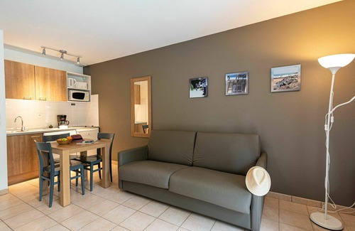 Saumur House | Beautiful apartment in villa for 3 people with pool, internet, TV, terrace and pets allowed